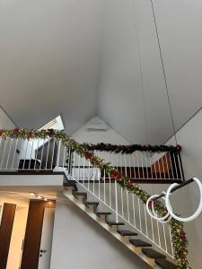 een trap met kerstversiering in een huis bij Нова Дача 