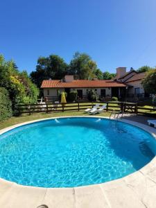 ein großer Pool mit blauem Wasser im Hof in der Unterkunft Posada Vientos de Belgrano in Villa General Belgrano