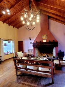 ein Wohnzimmer mit einem Kamin und einem Kronleuchter in der Unterkunft Posada Vientos de Belgrano in Villa General Belgrano