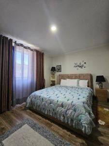 Giường trong phòng chung tại Berat Homey