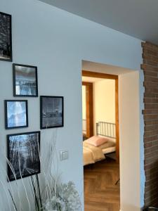 una camera con una parete con immagini appese al muro di Międzyleś 68 