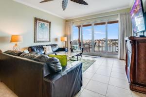 Телевизор и/или развлекательный центр в Luxury 5 Star Waterfront Condo 3 Bdr 2 Bath Pool Hot-Tub Panoramic Gulf and Intracoastal Waterway Views