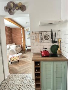 una cucina con armadi verdi e un soggiorno di Międzyleś 68 