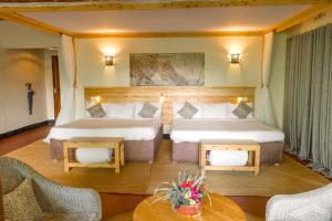 Postel nebo postele na pokoji v ubytování Olea Farm Lodge