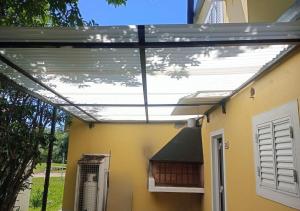 a pergola on the side of a house at Bungalow El Pini in Chajarí