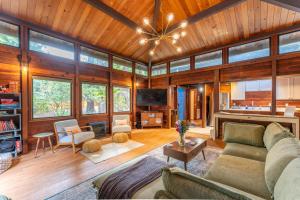 TV a/nebo společenská místnost v ubytování Serenity Grove