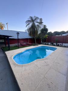 een klein zwembad op een betonnen terras bij Alojamiento La Mamu 2 in Paso de la Patria +3 foto's