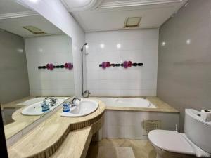 Koupelna v ubytování Prestigia Luxury Apartments Fes + 122 fotografií