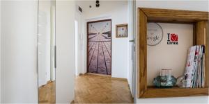 un couloir avec une porte donnant sur une ville dans l'établissement SmileApartment - apartament w sercu Gdyni, à Gdynia