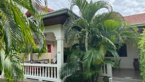 Сад в Villa Baan Lisa, Hua Hin, 2BR,2BA, near Soi 94, beach, restaurants & Shopping