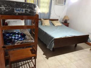 a bedroom with a bunk bed and a bunk bed gmaxwell gmaxwell gmaxwell gmaxwell gmaxwell gmaxwell at Alojamiento La Mamu 1 in Paso de la Patria