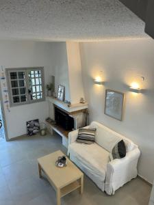 Гостиная зона в Casa Calma Selianitika Seaside by ΜΡS