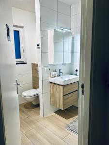 Et badeværelse på Ons huisje in Schoot + 38 billeder