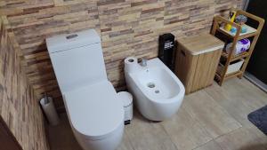 Et badeværelse på Relaxing house with heated pool and jacuzzi