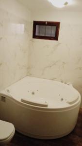 Et badeværelse på Relaxing house with heated pool and jacuzzi