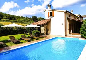 Swimmingpoolen hos eller tæt på Villa Dol