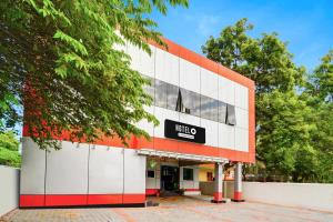 un edificio con un cartello nike sul lato di Super Hotel O Kanyakumari Near Sunrise View formerly Jaisas Paradise a Kanyakumari