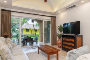 TV/trung tâm giải trí tại Matapalo 102-Luxury 2 Br Poolside Condo At Tamarindo +39 ảnh