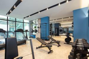una palestra con tapis roulant e attrezzature cardio in un edificio di JD Village a Itapema