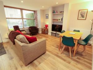 een woonkamer met een bank en een tafel bij Archers in Keswick