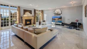 Posezení v ubytování Secluded 4BDR Retreat w Pool Hot Tub Views Shiloh Vista Estate by AvantStay