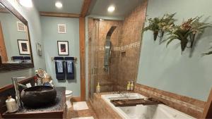 Ένα μπάνιο στο At the Craters Edge +49 φωτογραφίες