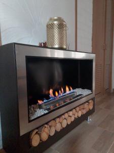 a fireplace with a fire inside of it at villa luz de vida in Silvia