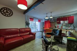 un salon avec un canapé en cuir et une cuisine dans l'établissement Studio NEW YORK, à Alignan-du-Vent 9 autres photos