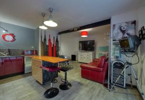 un salon avec un canapé rouge et une table dans l'établissement Studio NEW YORK, à Alignan-du-Vent