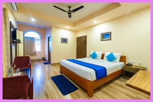ein Schlafzimmer mit einem großen Bett in einem Zimmer in der Unterkunft Hotel Coral Premium Suite Near Jagannath Temple - Sea Beach - Lift Free Parking & Swimming Pool - Best Prime Location Hotel in Puri