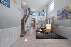 Et opholdsområde på Modern Mesa Retreat King Master Suite