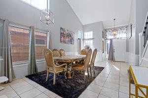 Et opholdsområde på Modern Mesa Retreat King Master Suite