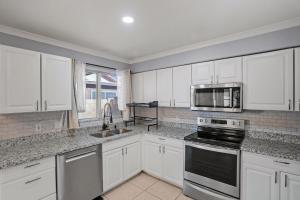 Køkken eller tekøkken på Modern Mesa Retreat King Master Suite + 31 billeder