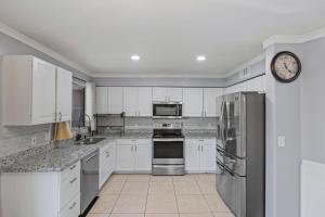 Køkken eller tekøkken på Modern Mesa Retreat King Master Suite