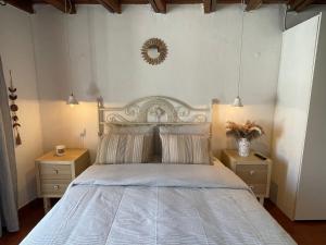 una camera da letto con un letto e uno specchio sul muro di Title e Title - Alentejo a Monforte Altre 49 foto