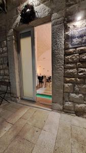 porta aperta su una sala da pranzo con tavolo di Il porto è di casa a Trani
