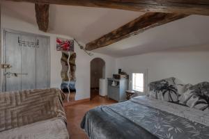 een slaapkamer met een bed en een houten plafond bij Bien-être in Alignan-du-Vent