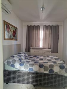 een kleine slaapkamer met een bed en een raam bij Ilhéus in Ilhéus