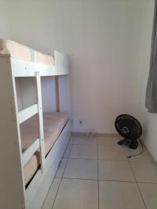 een kleine kamer met een stapelbed en een stoel bij Ilhéus in Ilhéus