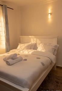 Giường trong phòng chung tại Mura Suites