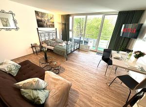Et opholdsområde på Cozy Studio Bayerwald Apartment am Waldrand NETFLIX POOL SAUNA - ALPENBLICK