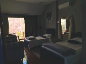 una camera d'albergo con due letti e una finestra di iBiZa Hostel a Beni Suef