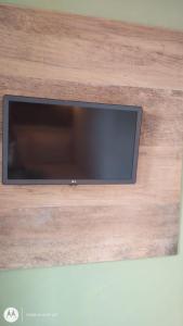 una televisione seduta sopra un tavolo di legno di Studio Romântico a Volta Redonda