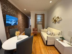 un soggiorno con un divano e un tavolo di Midtown Prestige a New York