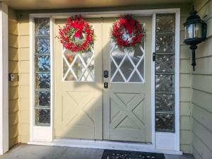 een voordeur van een huis met kransen erop bij Sq Seaside Cottage in Sequim