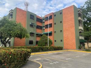 a building with a parking lot in front of it at 01 Comodo apartamento equipado in Maracay