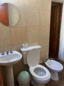 un bagno con un water e un lavandino di Hostal las Margaritas a Salta