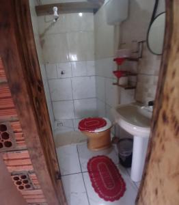 une petite salle de bain avec toilettes et lavabo dans l'établissement Cabana 01, à Imbituba