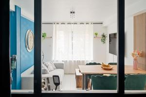 a living room with a couch and a table at Appartement Dinard hyper centre, 2 chambres in Dinard +5 photos