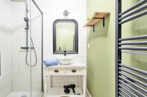 a bathroom with a sink and a shower at Appartement Dinard hyper centre, 2 chambres in Dinard